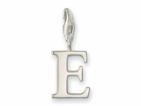 Silberner E Buchstaben Charm Anhänger von Thomas Sabo, ideal für die individuelle Gestaltung von Schmuckstücken, glänzende Oberfläche und elegantes Design.