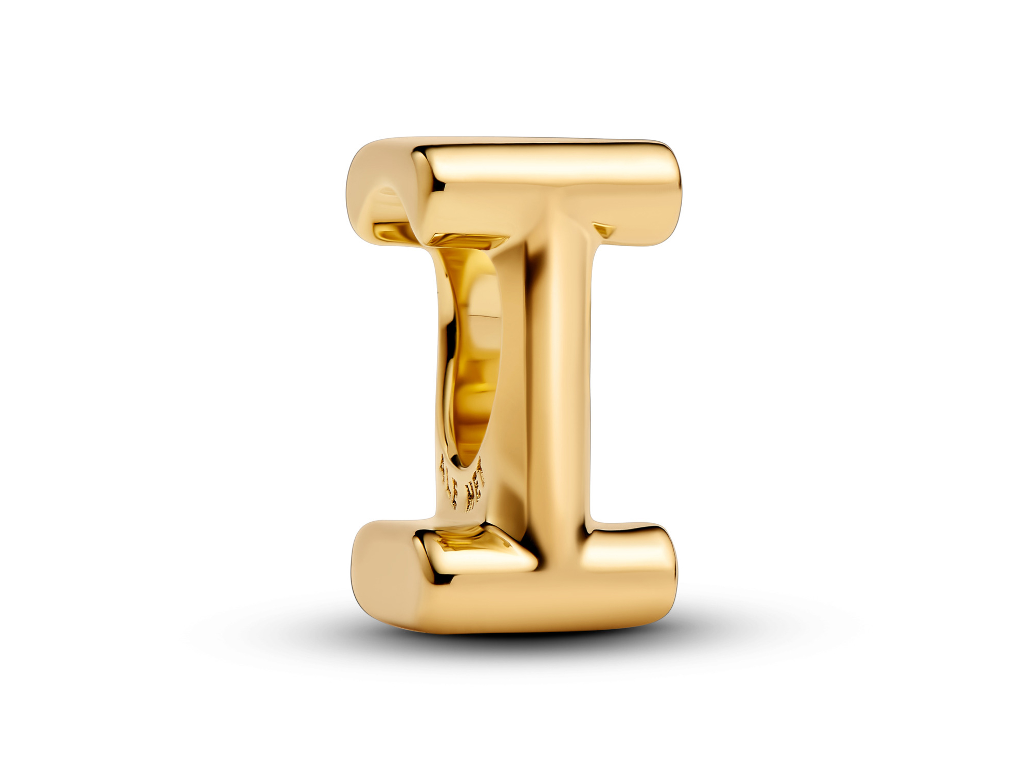 Der Buchstabe I aus der Alphabet Kollektion von Pandora, aus gelbgold vergoldetem Material, glänzend und modern gestaltet, eignet sich ideal als charmantes Schmuckstück für jede Gelegenheit.