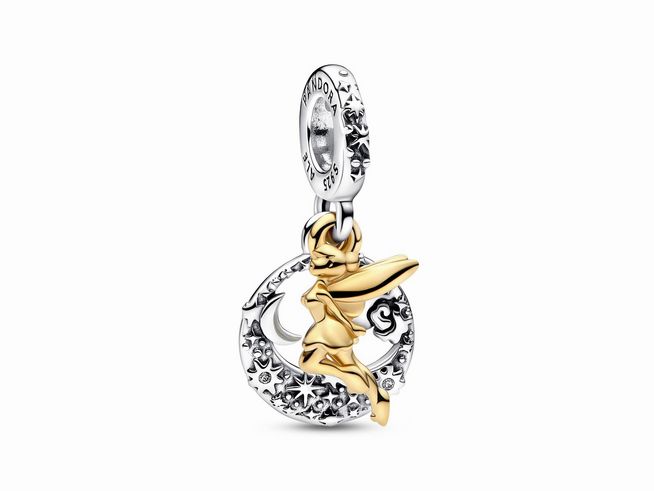 762517000-0 Pandora Disney Charm Anhänger 762517C01 Tinker Bell Himmlische Nacht aus Silber mit gelbgoldener Vergoldung, zeigt die Fee Tinker Bell vor einem mondförmigen Hintergrund mit floralen Details.