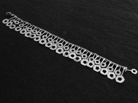 Silberarmband filigran 18,5 cm Design Bettelarmband, Hersteller Juwelier Harnisch, ohne Stein, zeigt eine elegante Anordnung von hexagonalen Elementen in einem zarten Muster.