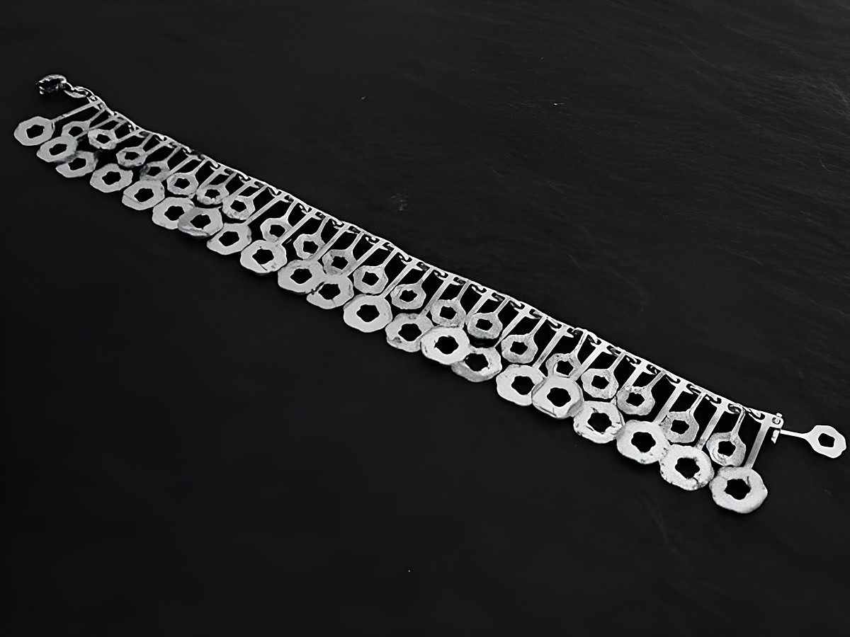 Silberarmband filigran 18,5 cm Design Bettelarmband, Hersteller Juwelier Harnisch, ohne Stein, zeigt eine elegante Anordnung von hexagonalen Elementen in einem zarten Muster.