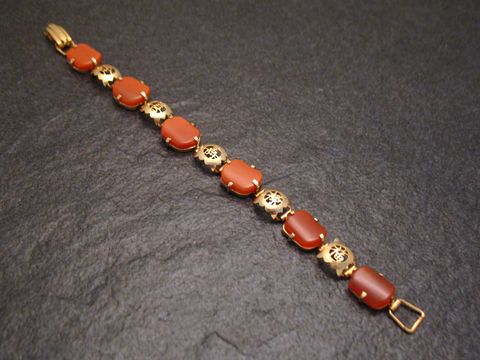 Karneol Armband FILIGRAN rot 18 cm von Juwelier Harnisch, elegantes Armband mit Edelsteinen, zeigt eine harmonische Kombination aus roten Karneolen und feinen Gold-Elementen.