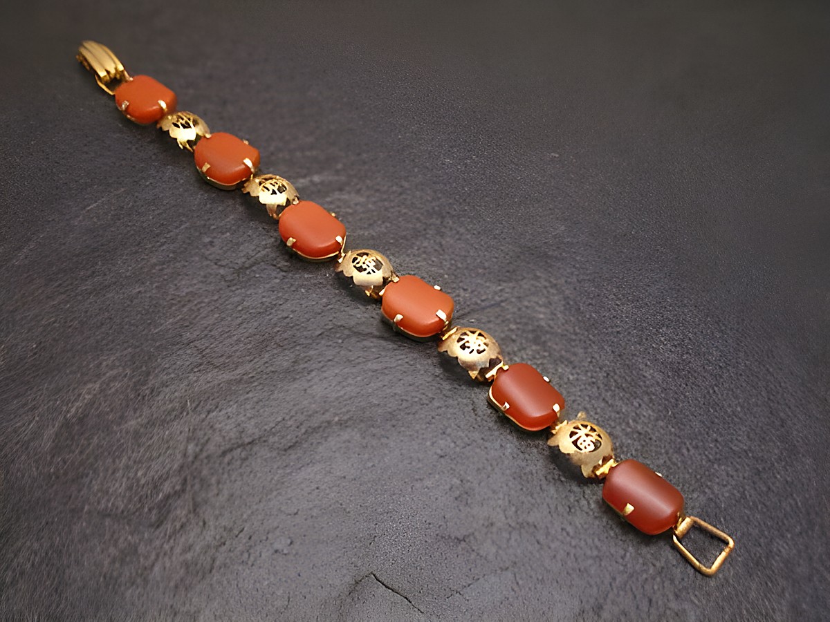 Karneol Armband FILIGRAN rot 18 cm von Juwelier Harnisch, elegantes Armband mit Edelsteinen, zeigt eine harmonische Kombination aus roten Karneolen und feinen Gold-Elementen.