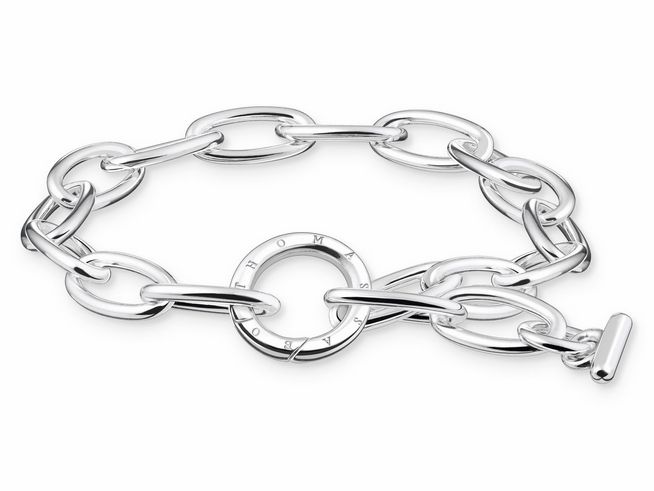 Ein elegantes Thomas Sabo Armband aus Sterling Silber mit einer Länge von 19 cm, featuring eine stilvolle Gliederung und eine markante Verzierung in Form eines runden Anhängers.