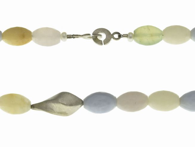 Steinkette 47 cm mehrfarbig aus Calcedon, Rosenquarz und Zuchtperlen mit einem dezenten Verschluss aus Silber, hochwertig von Juwelier Harnisch gefertigt.