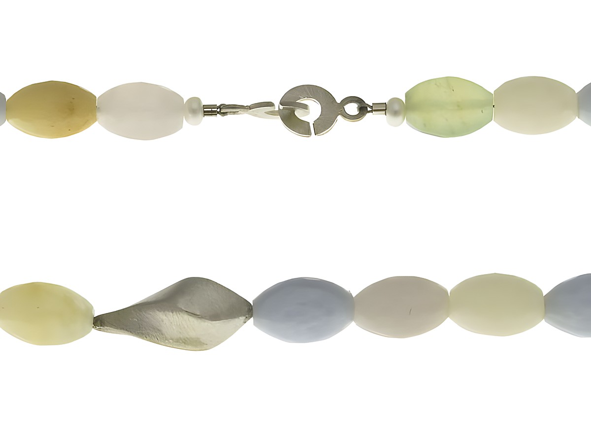 Steinkette 47 cm mehrfarbig aus Calcedon, Rosenquarz und Zuchtperlen mit einem dezenten Verschluss aus Silber, hochwertig von Juwelier Harnisch gefertigt.
