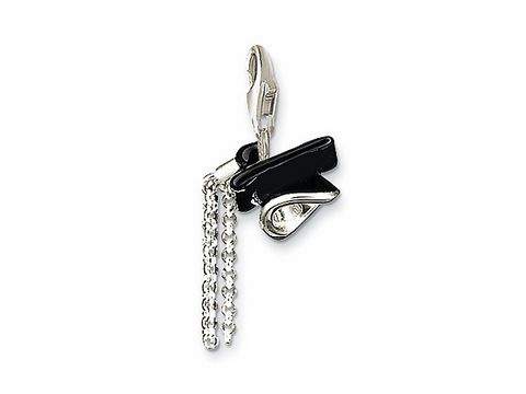 Eleganter Charm Anhänger von Thomas Sabo, gestaltet als schwarzer Doktorhut aus Silber und Kaltemail, ideal für eine besondere Erinnerung oder zur Dekoration von Schmuckstücken.