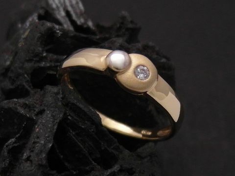 Gold Ring - Süß - Gold 585 bicolor - Zirkonia - Goldring - Gr. 56, Hersteller: Juwelier Harnisch, bis Gr. 56/18. Der Ring zeigt ein elegantes Design mit einem Zirkonia und einer Perle.
