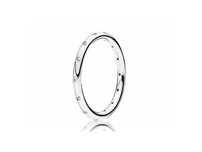 Ein einfacher funkelnder Band-Ring aus Sterling Silber mit Zirkonia, Größe 48, von Pandora. Der Ring hat eine glatte Oberfläche und kleine funkelnde Steine, die für Eleganz sorgen.