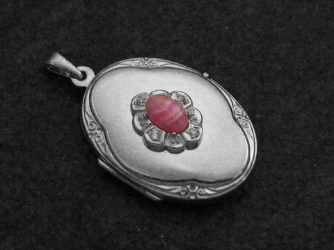 Rhodochrosit Medaillon Cabochon in rhodiniertem Sterling Silber, gefertigt vom Juwelier Harnisch, mit dekorativem Design und einem ovalen, pinken Stein im Mittelpunkt.