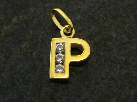 Ein goldener Anhänger in Form des Buchstabens P mit drei eingelegten Zirkonia-Steinen. Der Anhänger stammt vom Juwelier Harnisch und ist elegant gestaltet.