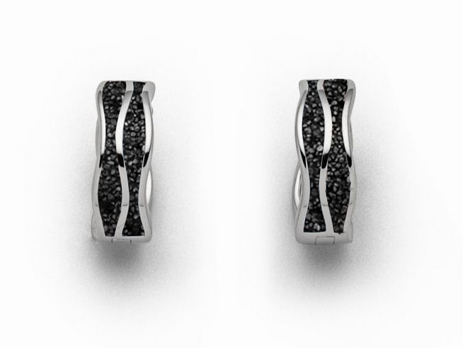 Ohrringe von DUR in Wellenform aus Sterlingsilber mit schwarzer Oberfläche und modernen Akzenten, elegant und zeitlos, ideal für jeden Anlass.