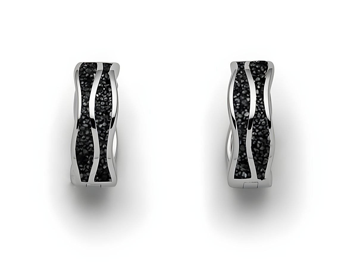 Ohrringe von DUR in Wellenform aus Sterlingsilber mit schwarzer Oberfläche und modernen Akzenten, elegant und zeitlos, ideal für jeden Anlass.