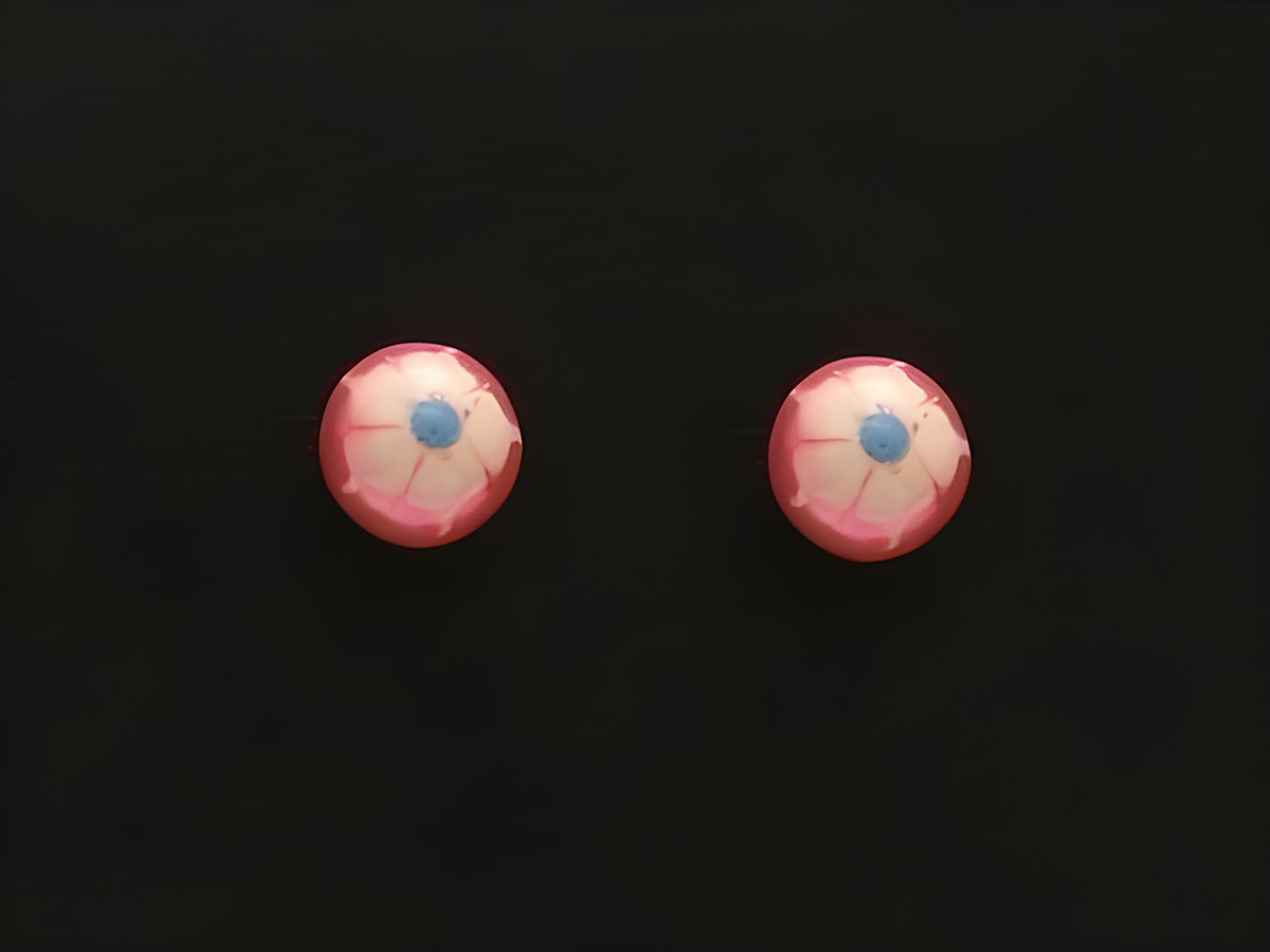 Zwei runde Ohrringe aus Sterling Silber für Kinder, mit einer rosa Blüte und blauen Details, hergestellt von Juwelier Harnisch. Ideal für kleine Mädchen und besondere Anlässe.