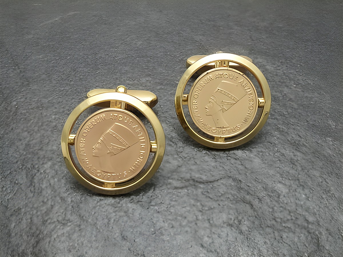 Designer Manschettenknöpfe vergoldet mit Nofretete-Motiv aus Ägypten, hergestellt von Juwelier Harnisch, goldfarben, elegant und stilvoll für besondere Anlässe.