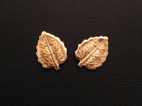 Ohrringe in Form von Blättern aus goldfarbenem Metall auf silbernem Hintergrund, nostalgischer Stil, Hersteller Juwelier Harnisch, Ohrstecker ohne Stein.