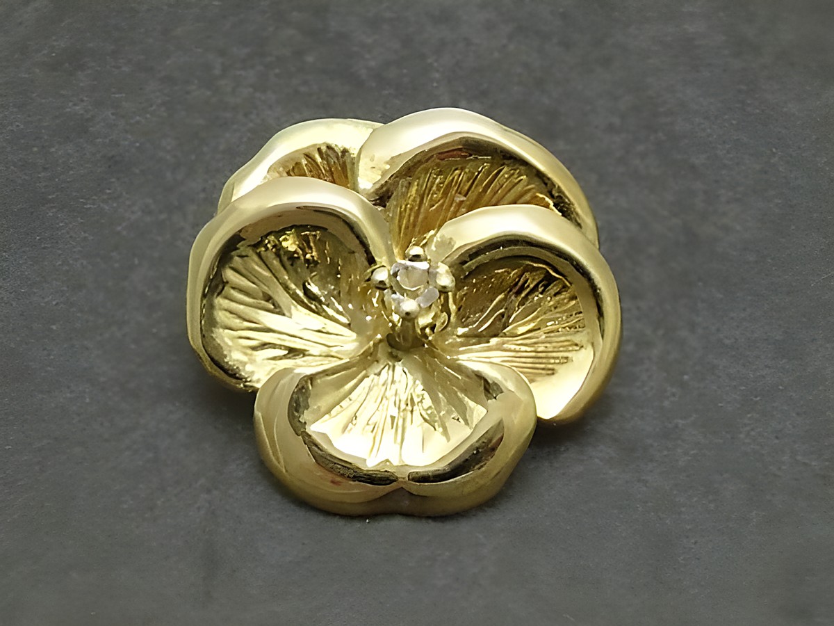 Silber Anhänger vergoldet 16x16mm mit Bergkristall in Blumenform, hergestellt von Juwelier Harnisch, elegantes Design für besonderen Schmuck.