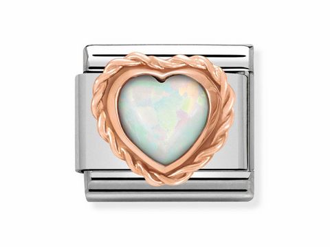 Zartes Edelsteinherz in Roségold mit opalfarbenem Inneren, umgeben von einer geflochtenen Fassung, auf einem silbernen Hintergrund. Klassisches Design von Nomination für eleganten Schmuck.
