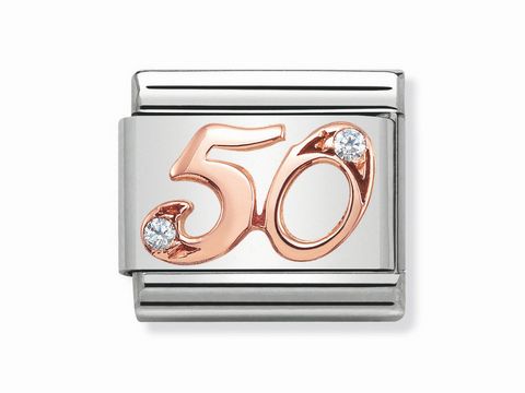 Classic 50 Rosé von Nomination, mit goldfarbener Zahl 50 und zwei klaren Steinen auf einem silberfarbenen Hintergrund, ideal zur Feier eines besonderen Anlasses.
