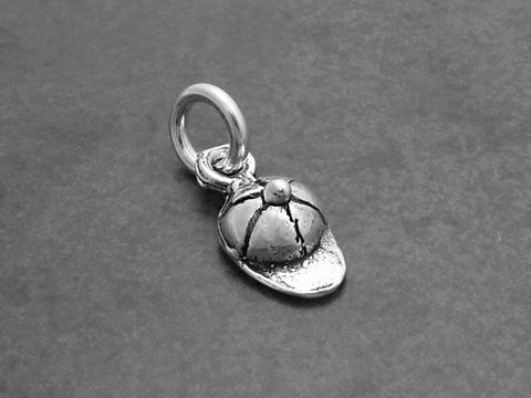 Kleine Golfmütze -925 Sterling Silber Anhänger- von Juwelier Harnisch, sportliches Design, ideal für Sammler und Golfenthusiasten, glänzende Oberfläche, feine Details.