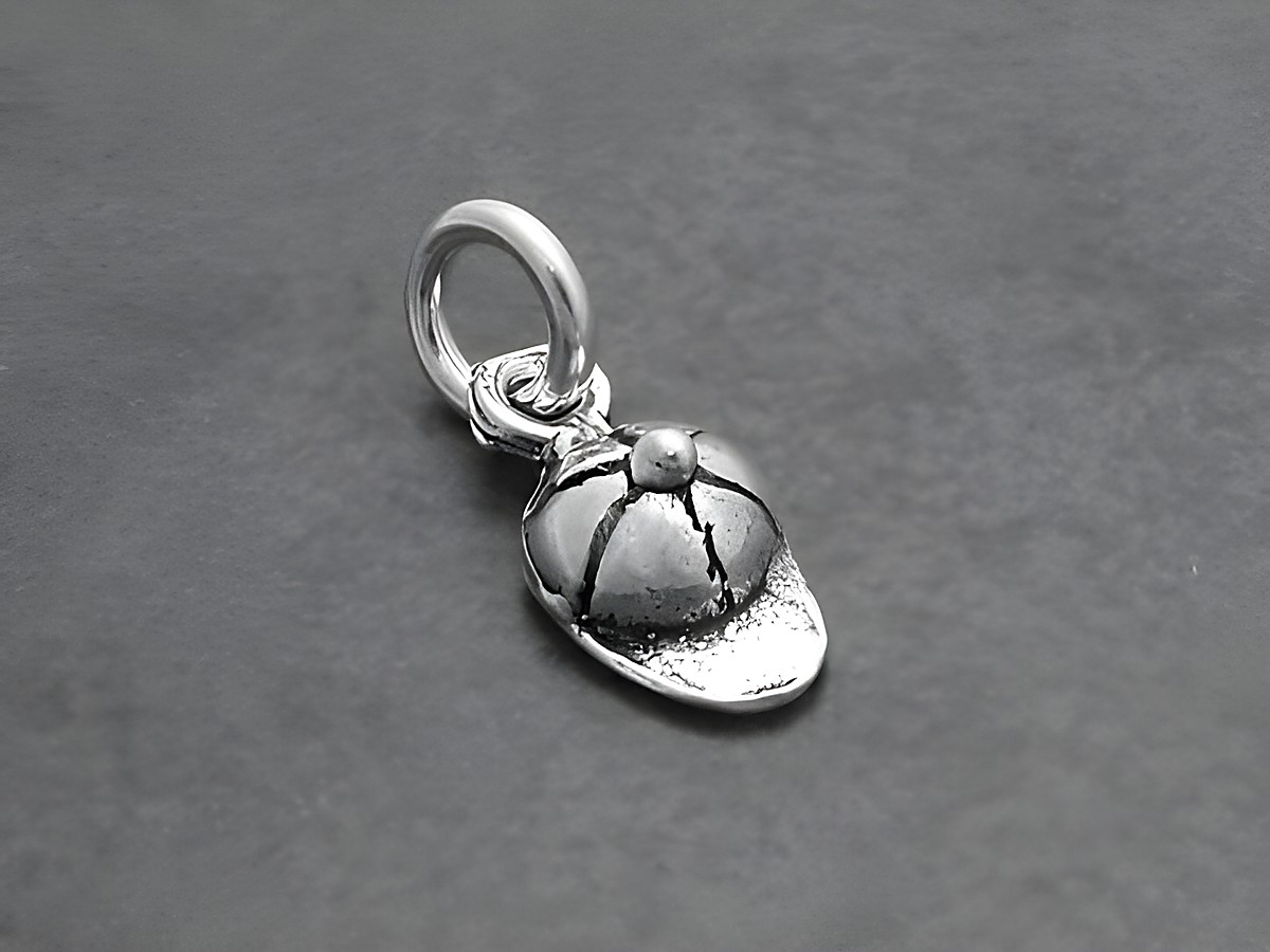 Kleine Golfmütze -925 Sterling Silber Anhänger- von Juwelier Harnisch, sportliches Design, ideal für Sammler und Golfenthusiasten, glänzende Oberfläche, feine Details.