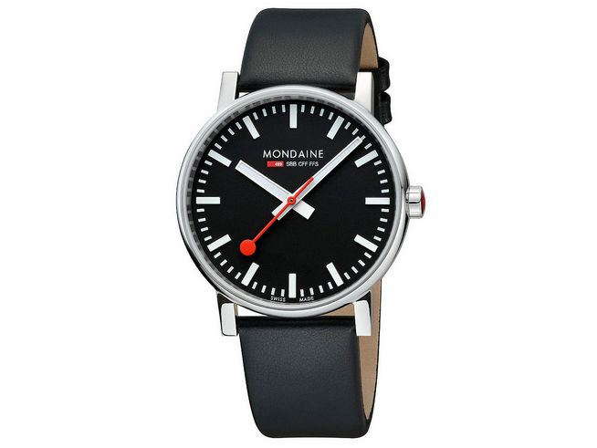 Mondaine Uhr evo2 MSE.43120.LB mit 43 mm Gehäusedurchmesser und schwarzem Ziffernblatt, ausgestattet mit einem Lederarmband und markanter roter Sekundenzeiger.