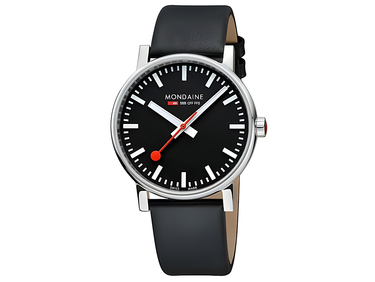 Mondaine Uhr evo2 MSE.43120.LB mit 43 mm Gehäusedurchmesser und schwarzem Ziffernblatt, ausgestattet mit einem Lederarmband und markanter roter Sekundenzeiger.