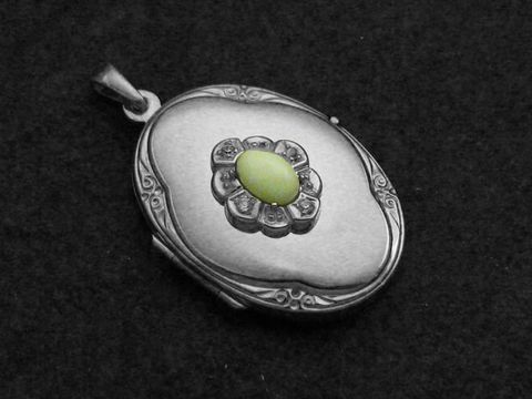 Chrysopras Lemon Medaillon Cabochon in Weißgold 585 mit Brillanten, elegant geformt und verziert, ideal als Schmuckstück für besondere Anlässe, Hersteller Juwelier Harnisch.
