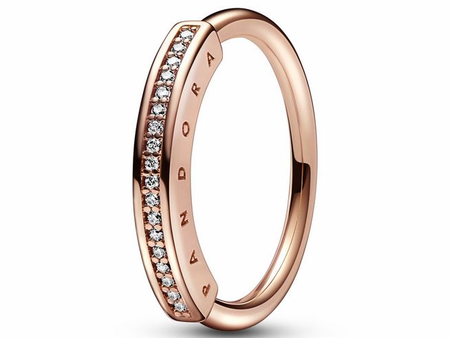 Pandora Signature I-D Pavé-Ring in 585 Roségoldvergoldung mit klaren Zirkonia. Der Ring hat eine elegante Form und eine glänzende Oberfläche, Größe 52.