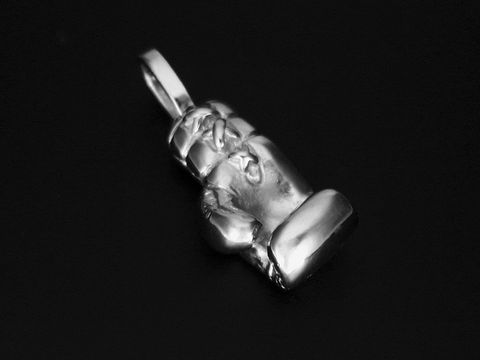 Weißgold Anhänger in Form eines Boxhandschuhs, handgefertigt aus Weißgold 750, Hersteller: Juwelier Harnisch, ideal für Sportliebhaber und Boxfans, detailreiche Ausführung.