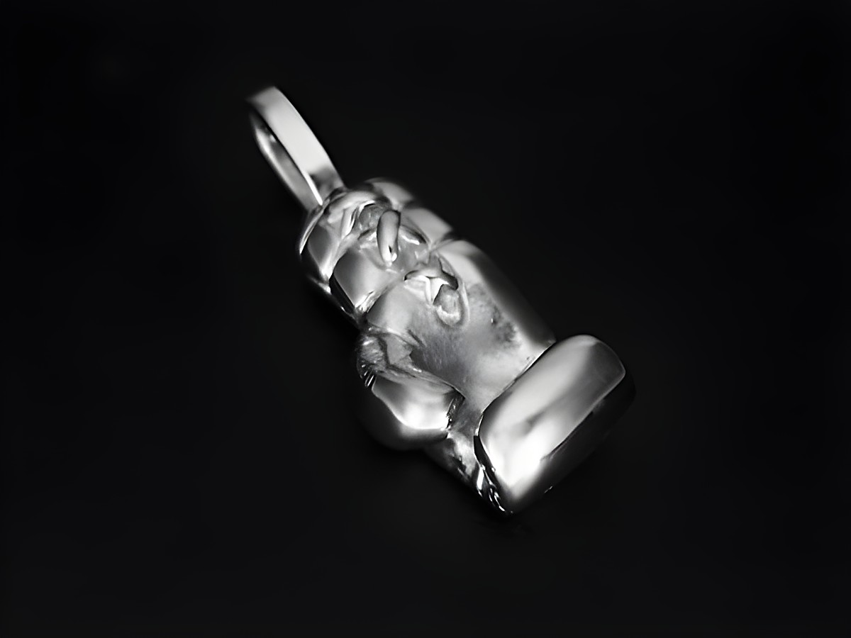Weißgold Anhänger in Form eines Boxhandschuhs, handgefertigt aus Weißgold 750, Hersteller: Juwelier Harnisch, ideal für Sportliebhaber und Boxfans, detailreiche Ausführung.