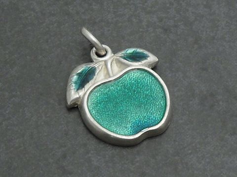 Silber Anhänger in Form eines grünen Apfels Granny Smith mit feinen Details und einem Blatt, hergestellt von Juwelier Harnisch, ideal als Schmuckstück für Liebhaber.
