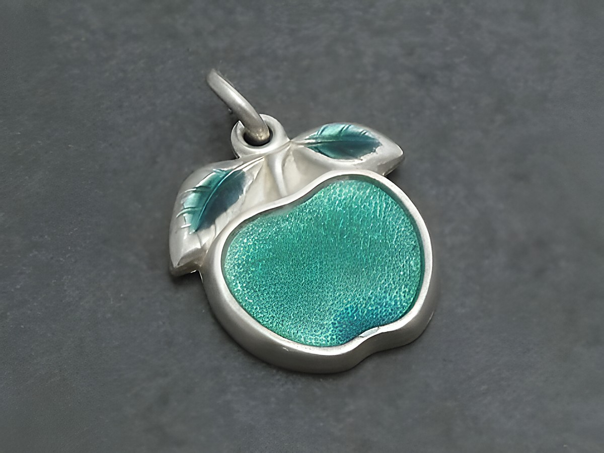 Silber Anhänger in Form eines grünen Apfels Granny Smith mit feinen Details und einem Blatt, hergestellt von Juwelier Harnisch, ideal als Schmuckstück für Liebhaber.