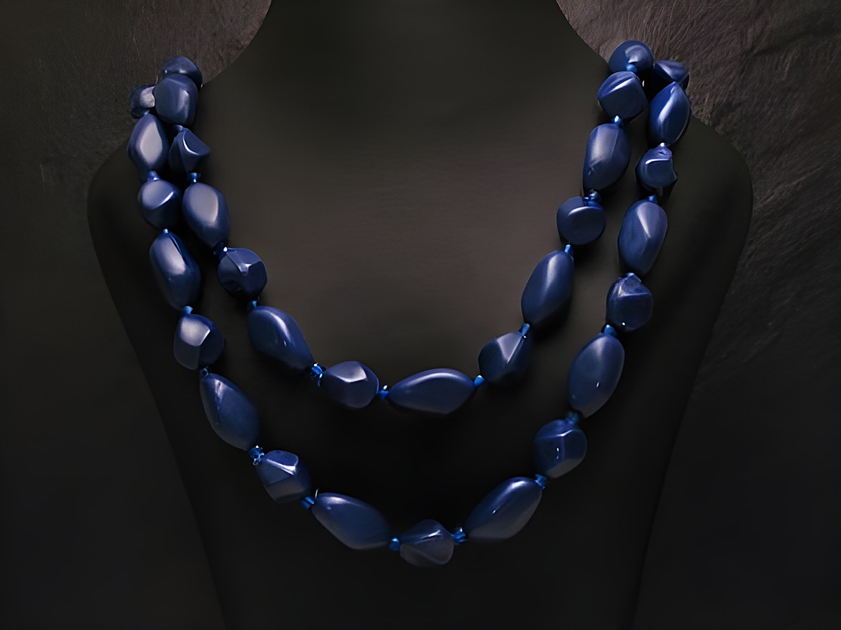 Zweireihige Kette eckige Perlen neu blau, Hersteller Juwelier Harnisch, hochwertige Perlenketten strahlen Eleganz und Stil aus, perfekt für besondere Anlässe oder als modisches Accessoire.