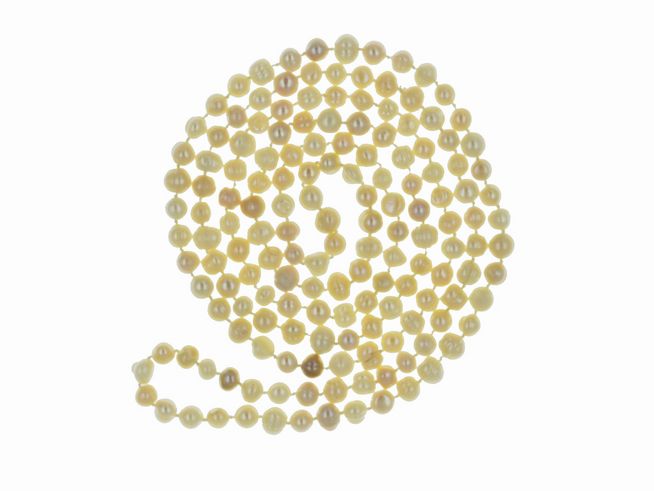 Perlenkette lang aus Süßwasser-Zuchtperlen in mehrfarbig mit einem Durchmesser von 7-10,5 mm, 140 cm lang, Hersteller Juwelier Harnisch, extra lang und elegant.