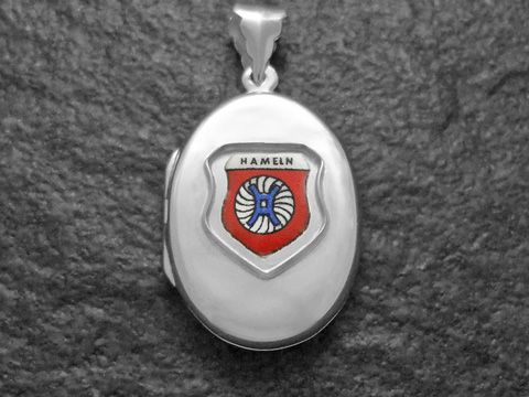 Silbermedaillon mit dem Stadtwappen von Hameln, farbenfroh emailliert, Hersteller Juwelier Harnisch aus Niedersachsen, ideal als Schmuckstück und Erinnerung an die Stadt.