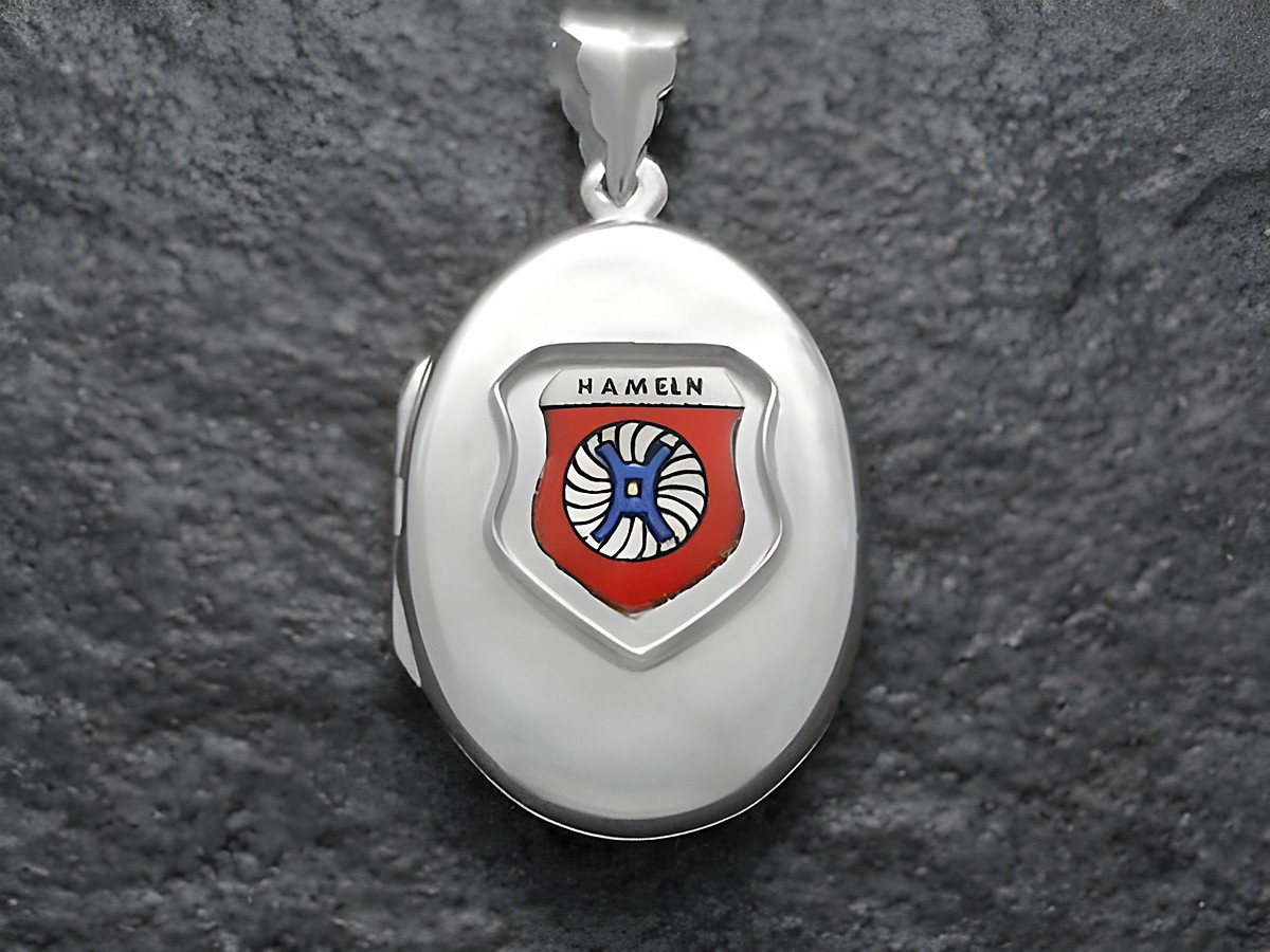 Silbermedaillon mit dem Stadtwappen von Hameln, farbenfroh emailliert, Hersteller Juwelier Harnisch aus Niedersachsen, ideal als Schmuckstück und Erinnerung an die Stadt.