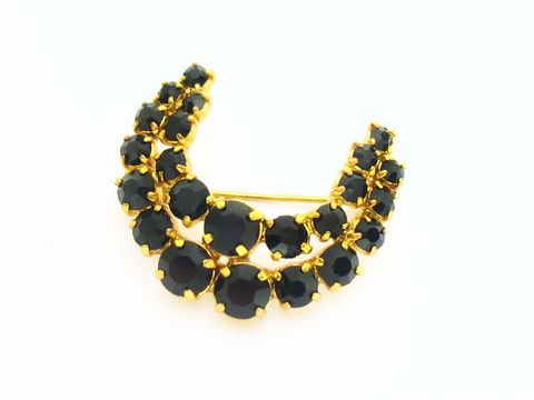 Strass Brosche in Schwarz-Mond-Gefasst, Hersteller: Juwelier Harnisch, bestehend aus eleganten schwarzen Strasssteinen in goldfarbener Fassung, ideal für eine stilvolle Ergänzung.