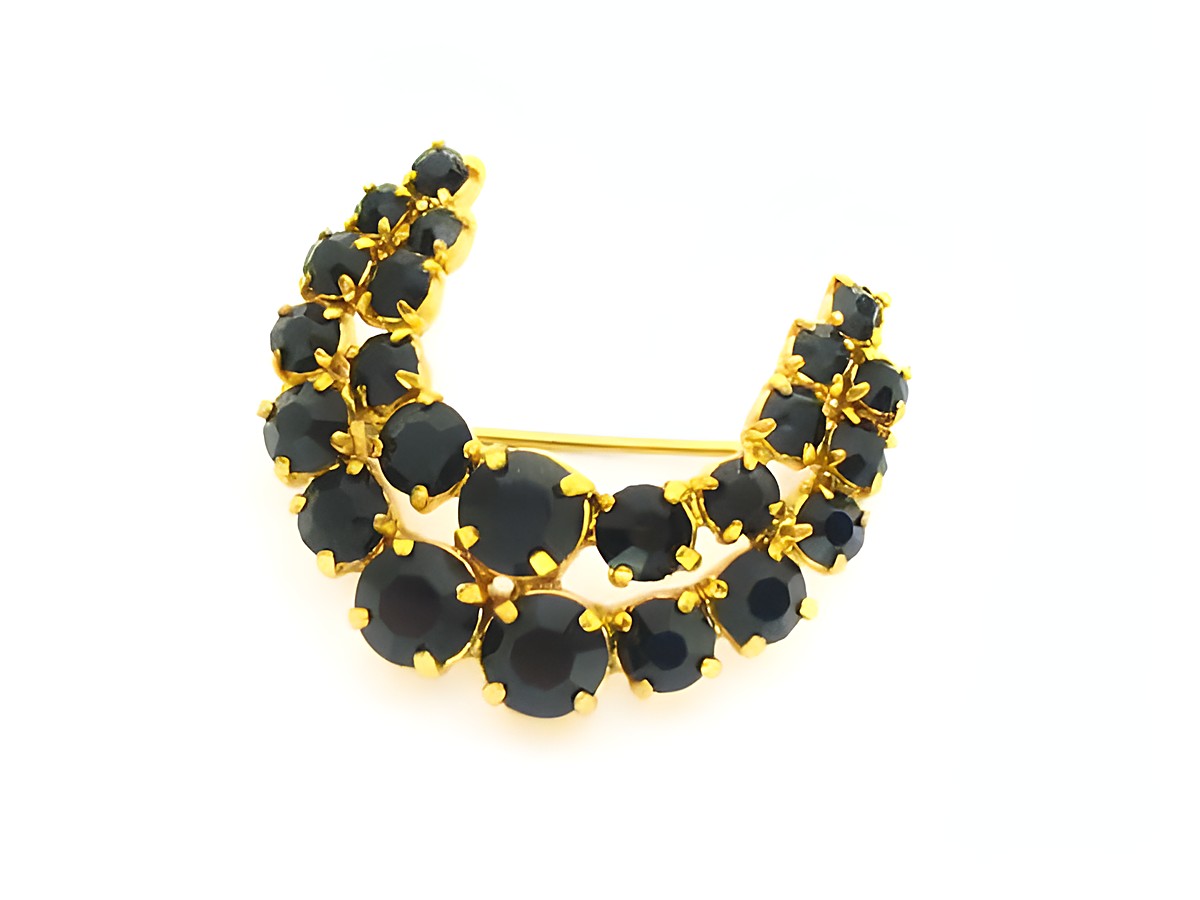 Strass Brosche in Schwarz-Mond-Gefasst, Hersteller: Juwelier Harnisch, bestehend aus eleganten schwarzen Strasssteinen in goldfarbener Fassung, ideal für eine stilvolle Ergänzung.