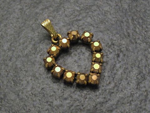 Goldiger Strass Anhänger im sexy City Look in Herzform, Hersteller Juwelier Harnisch, dekoriert mit funkelnden Strasssteinen in goldener Farbe, ideal für einen eleganten Auftritt.