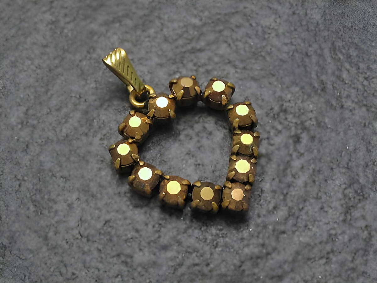 Goldiger Strass Anhänger im sexy City Look in Herzform, Hersteller Juwelier Harnisch, dekoriert mit funkelnden Strasssteinen in goldener Farbe, ideal für einen eleganten Auftritt.