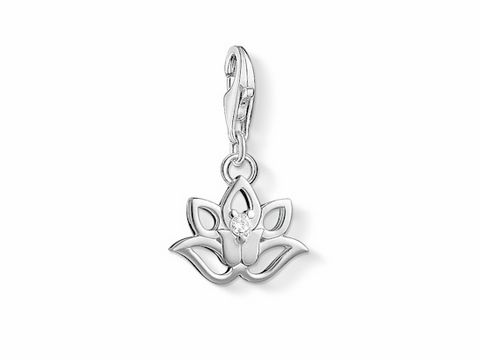 Charm von Thomas Sabo, Lotos-Design aus Sterling Silber mit weißen Zirkonia, symbolisiert Blumen und Eleganz. Ideal für individuelle Schmuckstücke und modische Akzente.