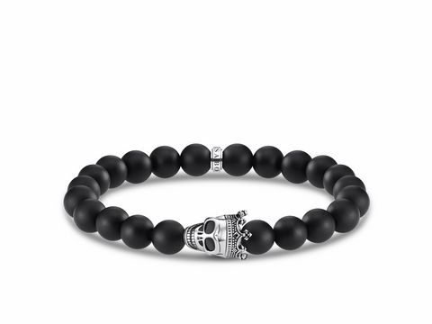 Schwarzes Armband aus matten Perlen mit einem silbernen Totenkopf und Krone von Thomas Sabo, Modell A1940-705-11-L18, Länge bis 18 cm.