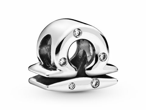 Silberner Charm von Pandora in Form des Sternzeichens Waage, verziert mit Zirkonia. Elegant und stilvoll, ideal für Schmuckliebhaber und astrologisch Interessierte.