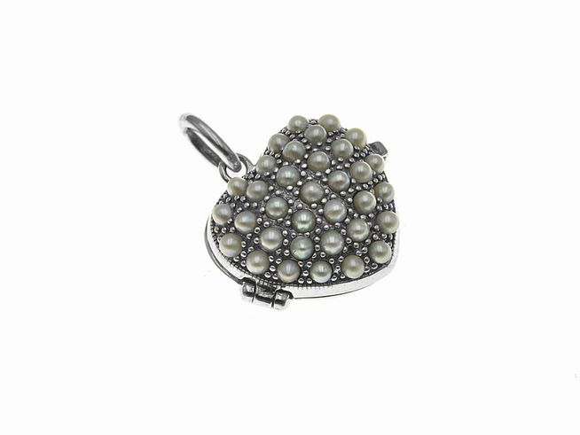 Silbernes Medaillon in Herzform mit zeitlosem Design, verziert mit zahlreichen kleinen Perlen, hergestellt von Juwelier Harnisch. Ideal als elegantes Schmuckstück.