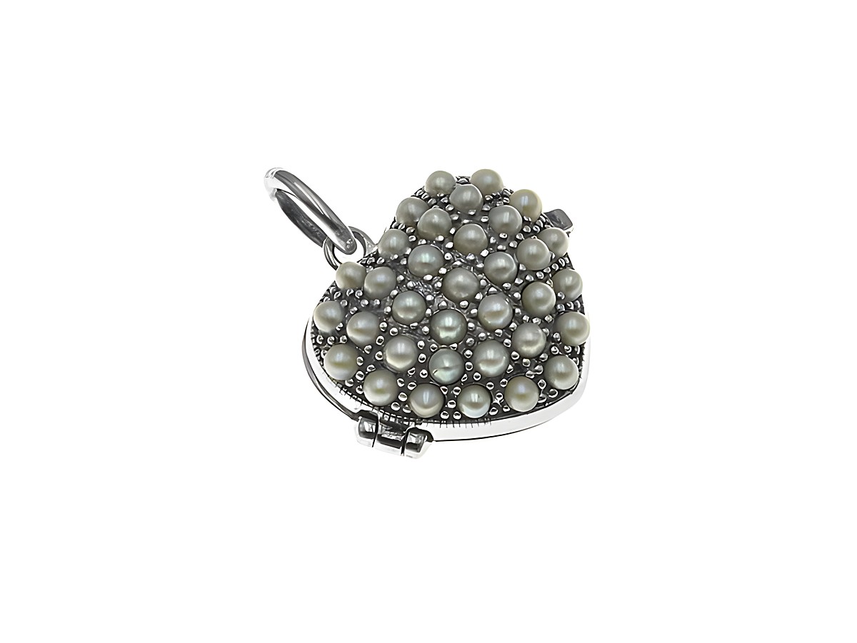 Silbernes Medaillon in Herzform mit zeitlosem Design, verziert mit zahlreichen kleinen Perlen, hergestellt von Juwelier Harnisch. Ideal als elegantes Schmuckstück.