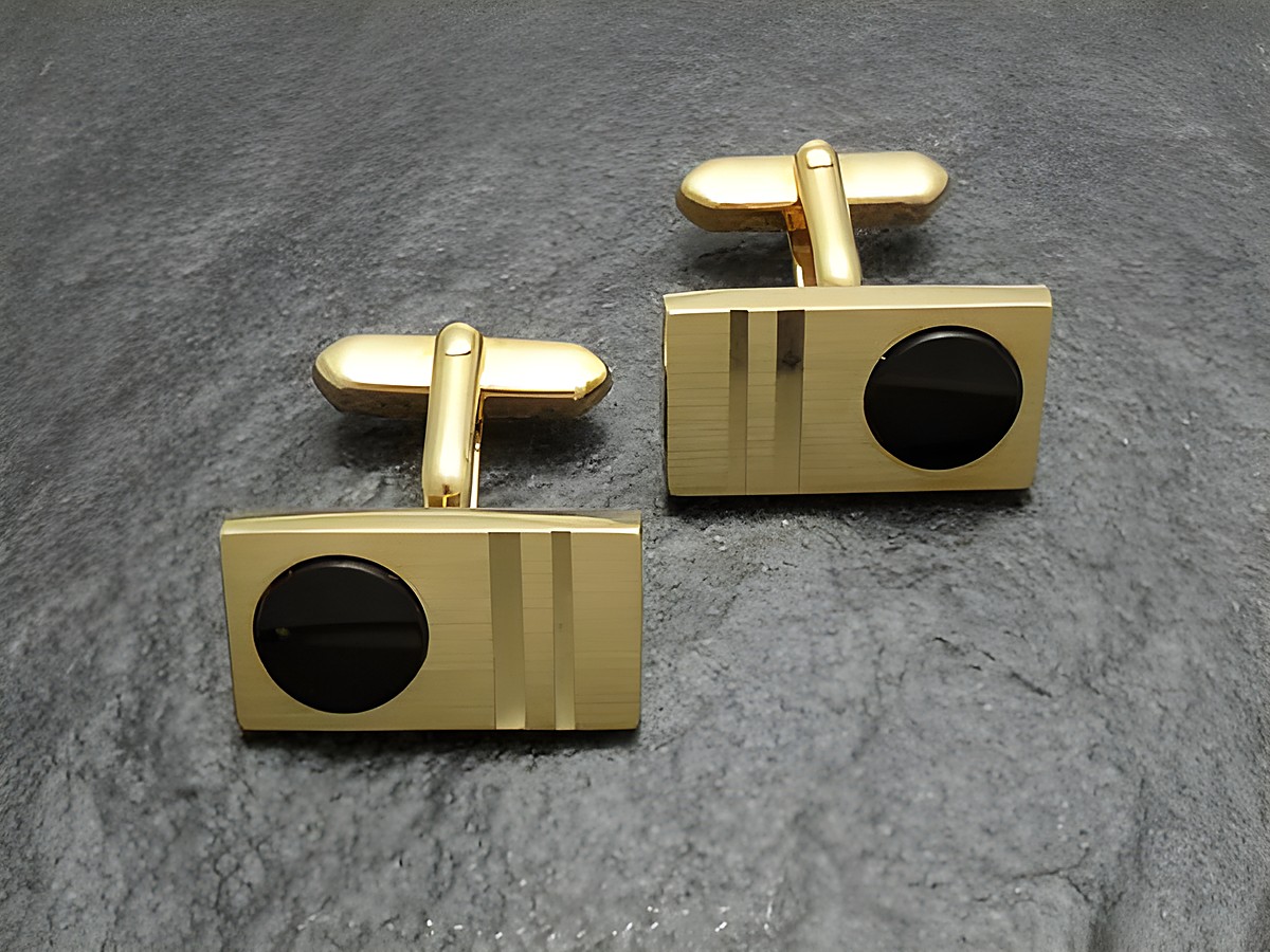 Manschettenknöpfe vergoldet im Onyx-Look von Juwelier Harnisch, goldfarben mit einem eleganten, rechteckigen Design und schwarzem Onyx-Einsatz. Ideal für formelle Anlässe.