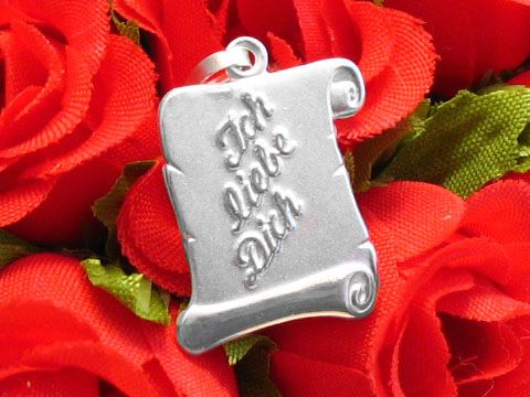 925 Sterling Silber Gravurplatte Anhänger in Form einer Schriftrolle mit der Inschrift Ich liebe Dich, umgeben von roten Kunstrosen, Hersteller Juwelier Harnisch.