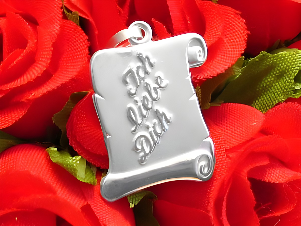 925 Sterling Silber Gravurplatte Anhänger in Form einer Schriftrolle mit der Inschrift Ich liebe Dich, umgeben von roten Kunstrosen, Hersteller Juwelier Harnisch.