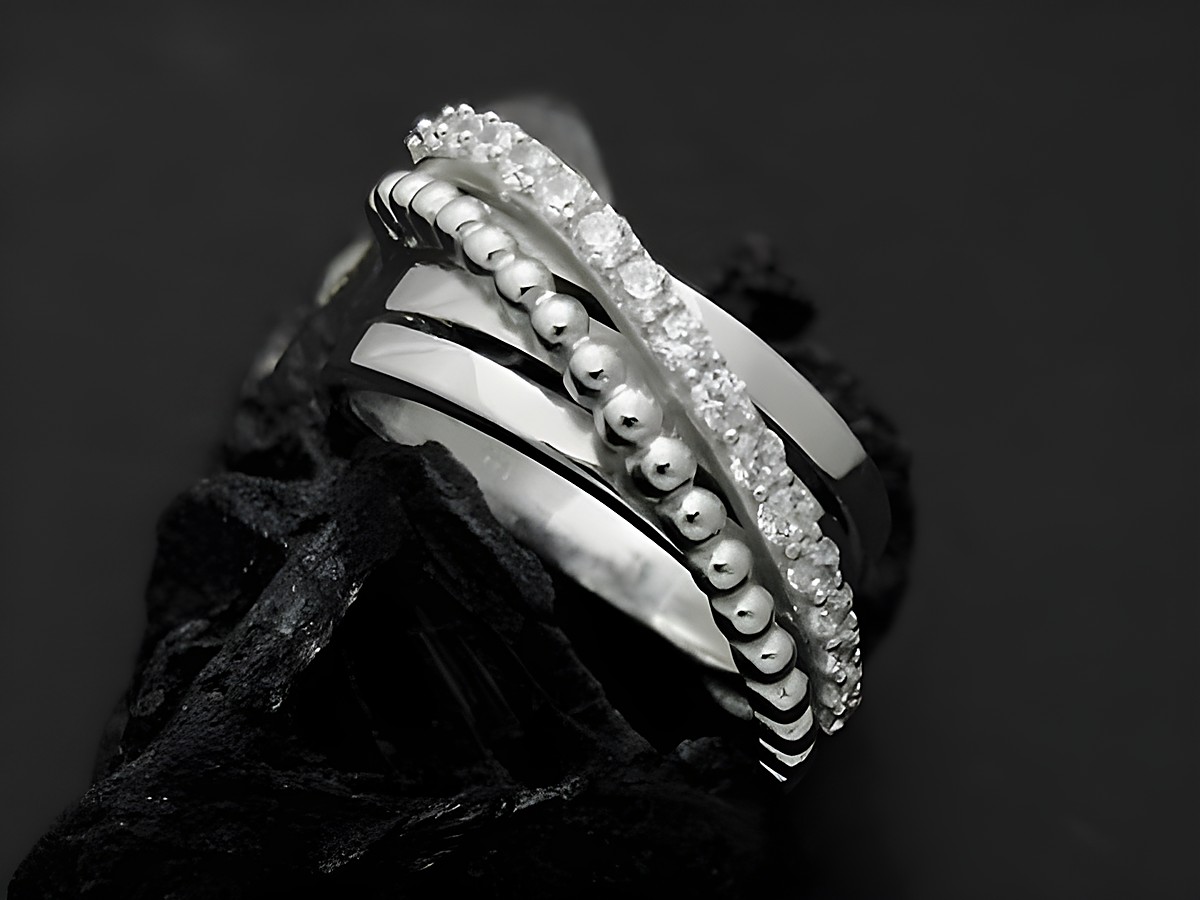 Silber Ring mit modernem Designmuster, verziert mit Zirkonia in Größe 50, Hersteller: Juwelier Harnisch, elegante Verarbeitung bis Größe 50.